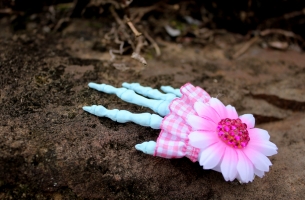 Skelehand Hair Clip - Frost Blue