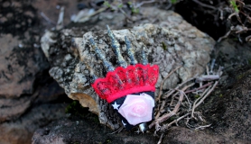 Skelehand Hair Clip - Speckled Gold - Pink Rose